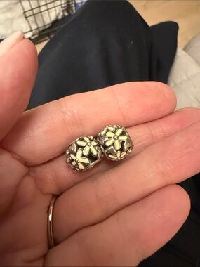 Brighton daisy enamel beads